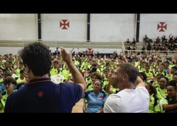 Professores conversando com torcedores no ginásio.