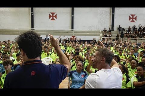 Professores conversando com torcedores no ginásio.