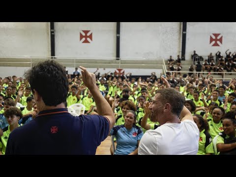 Professores conversando com torcedores no ginásio.