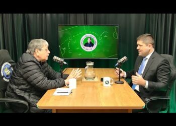 Discussão entre duas pessoas em estúdio de gravação.