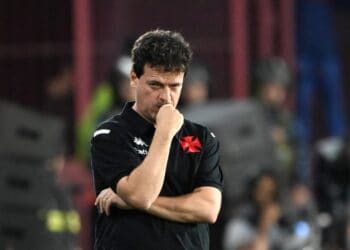 Vasco enfrenta Flamengo com desfalques; confira a provável formação.