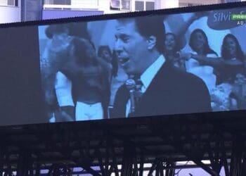 Telão do Estádio Heriberto Hülse exibiu homenagem a Silvio Santos antes do jogo entre Criciúma e Vasco; confira