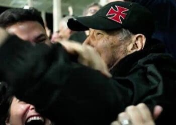 “Seu Zé, 92 anos, faz história ao visitar São Januário pela primeira vez, destaca ‘Globo Esporte'”