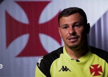 Hugo Moura imagina São Januário cheio para o confronto contra o Atlético-MG na Copa do Brasil; assista ao vídeo