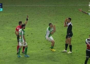 Souza permaneceu apenas 4 minutos em campo antes de receber o cartão vermelho; confira o lance.