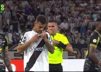 João Victor recebeu cartão vermelho ao final do 1º tempo, e na sequência, Maicon entrou em campo para substituir Jean David.