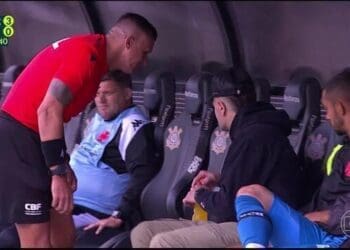 Substituído, Vegetti foi chamado para deixar o banco no 2º tempo devido à falta de uniforme; assista ao vídeo.