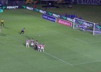 Goleiro do Bangu evita gol ao defender pênalti de Jair aos 42 minutos do segundo tempo; confira.