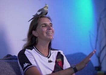 Calopsita chamada Juninho Pernambucano entoa hino do Vasco; confira a reportagem!