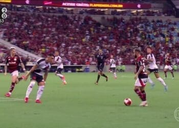 Flamengo teve seu gol invalidado contra o Vasco no final do 1º tempo devido a impedimento; confira o lance.