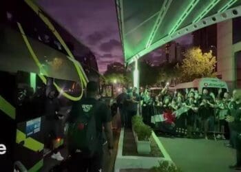 Confira mais clipes da celebração dos torcedores na chegada do Vasco ao hotel em Ponta Grossa.