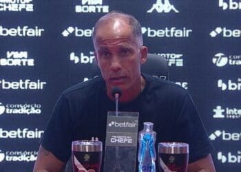 Loide Augusto enfrentou cobranças de Felipe e dos jogadores após o passe de letra no jogo contra o Vitória.