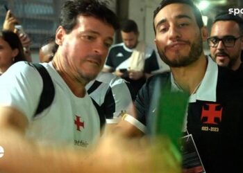 Fernando Diniz derruba celular de torcedor do Vasco ao tirar selfie em São Januário