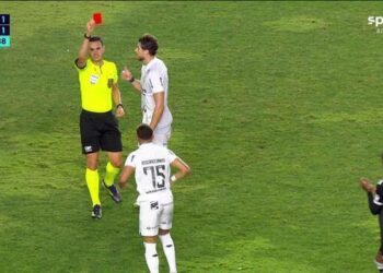 Jogador do Ceará é expulso aos 26 minutos do 2º tempo após falta em Barros.