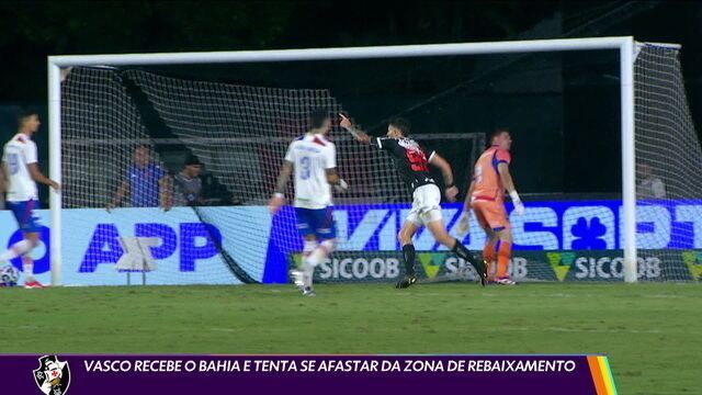Jogadores de futebol na área do gol durante partida ao vivo.