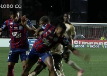Jogadores do Vasco em disputa pela bola durante partida noturna.