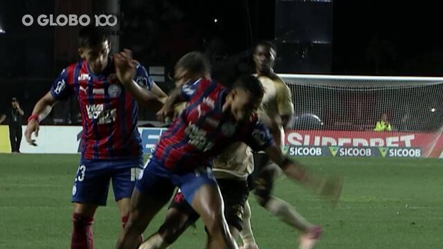 Jogadores do Vasco em disputa pela bola durante partida noturna.