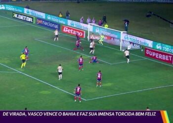 Goleiro do Vasco fazendo defesa em partida de futebol.
