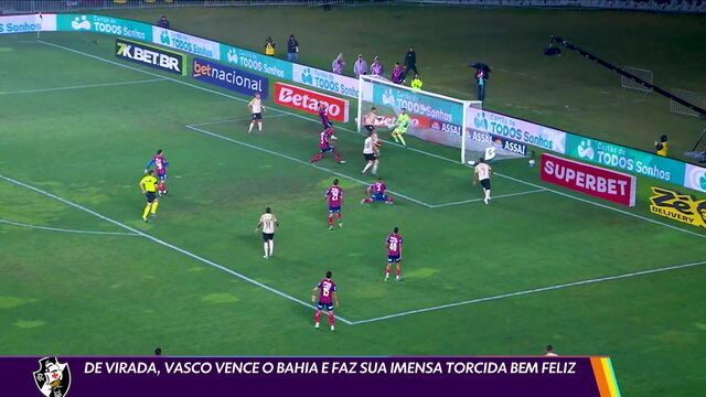 Goleiro do Vasco fazendo defesa em partida de futebol.