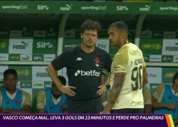 Vasco treinador orientando jogadores no banco de reservas.