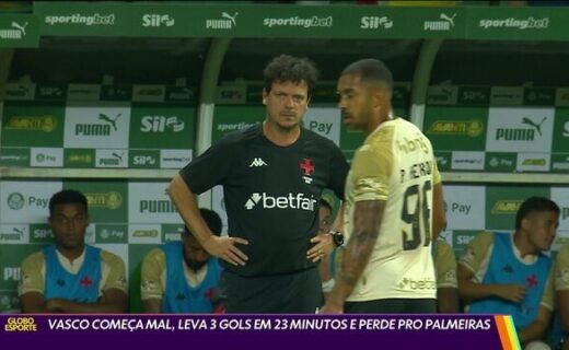 Vasco treinador orientando jogadores no banco de reservas.