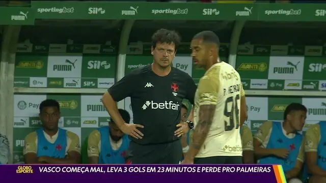Vasco treinador orientando jogadores no banco de reservas.
