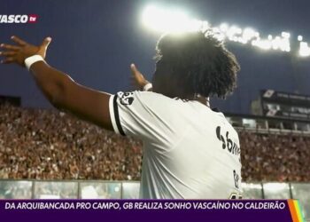 Vasco na partida no estádio cheio.