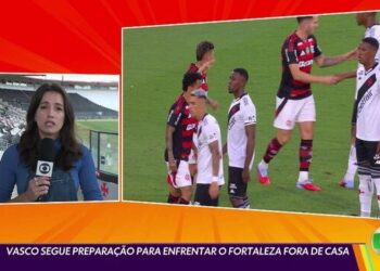 Vasco e jogadores no campo, humor da transmissão esportiva.