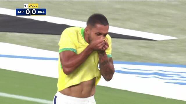 Jogador japonesa com uniforme amarelo cobrindo boca.