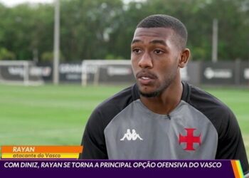 Rayan em treino do Vasco, futebol, camisa preta.