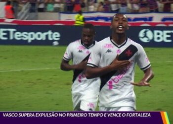 Vasco Santos celebra gol em campo de futebol.