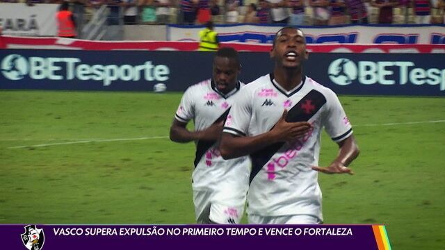 Vasco Santos celebra gol em campo de futebol.