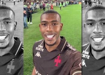 Jogador do Vasco sorrindo em campo.