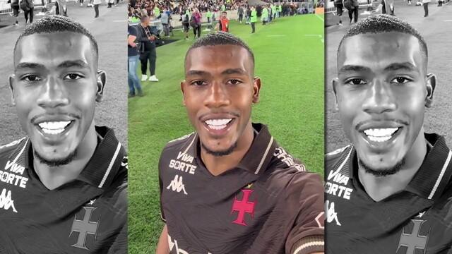 Jogador do Vasco sorrindo em campo.
