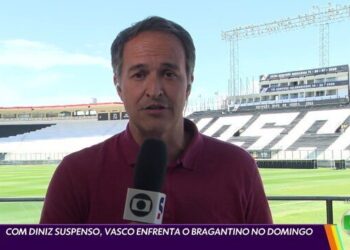 Aba do estádio do Vasco, gravação de notícia ao ar livre.
