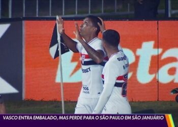 Celebrando gol do Vasco em campo.