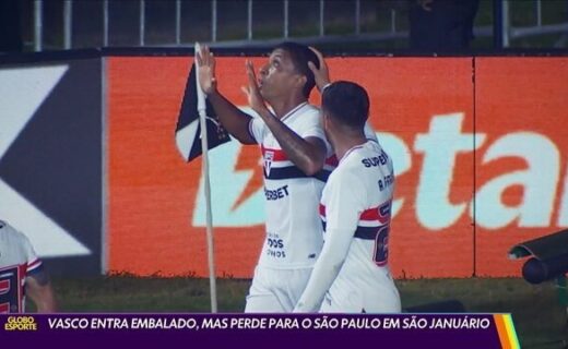 Celebrando gol do Vasco em campo.