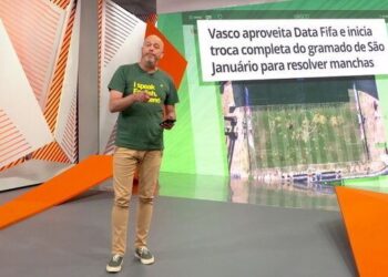 Vasco na TV, apresentador com tela ao fundo.