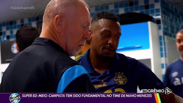 Jogador e técnico do Grêmio em conversa no vestiário.