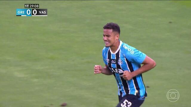 Atleta do Vasco comemorando gol com expressão de alegria.