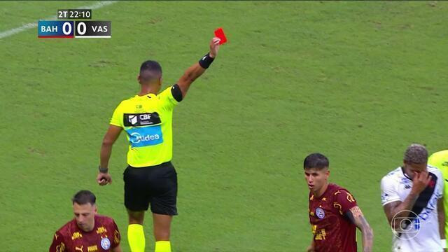 Árbitro mostrando cartão vermelho no campo de futebol.