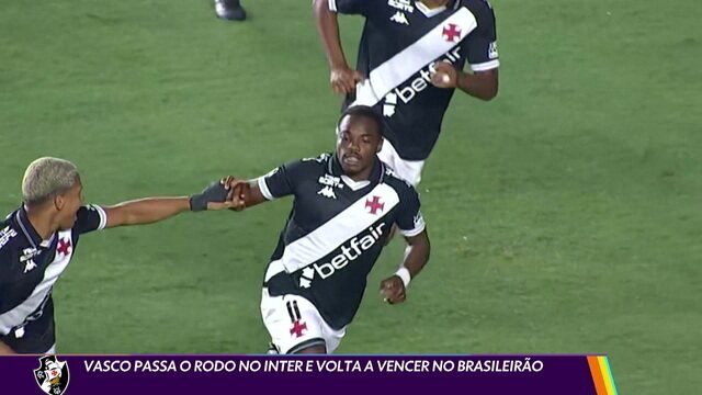 Jogador do Vasco comemorando com companheiros após marcar um gol importante na partida.