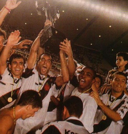 Jogadores erguem a taça do tri brasileiro