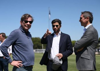 Executivos da 777 Partners no gramado do CT Moacyr Barbosa