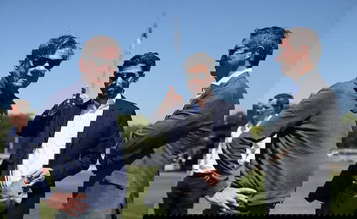 Executivos da 777 Partners no gramado do CT Moacyr Barbosa