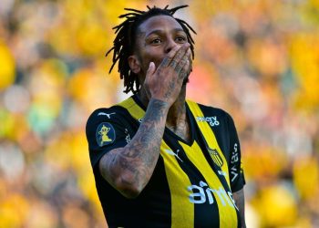 Abel Hernández celebra gol pelo Peñarol, do Uruguai