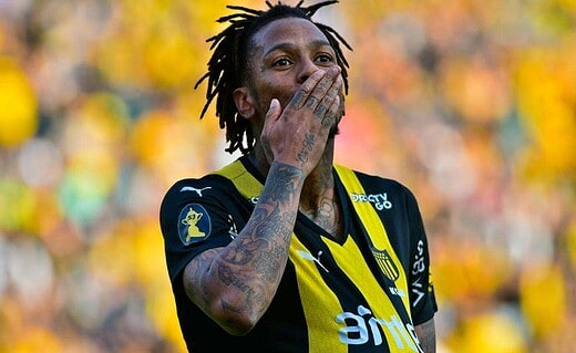 Abel Hernández celebra gol pelo Peñarol, do Uruguai