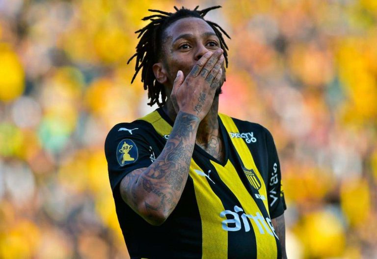 Abel Hernández celebra gol pelo Peñarol, do Uruguai