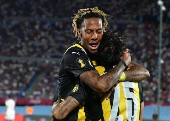 Abel Hernández em campo pelo Peñarol, do Uruguai