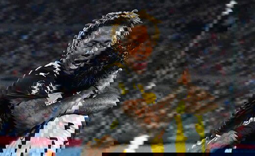 Abel Hernández em campo pelo Peñarol, do Uruguai